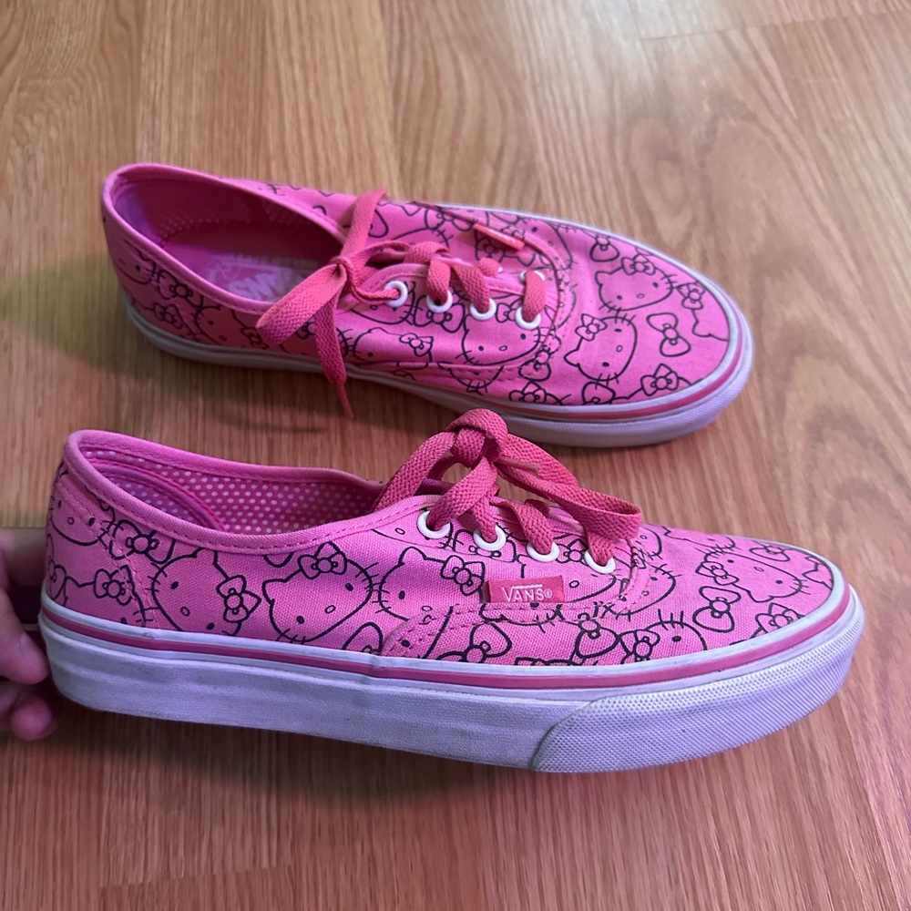 Women’s Hello Kitty Vans 7.5
